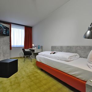 Zimmer mit Kingsize-Bett